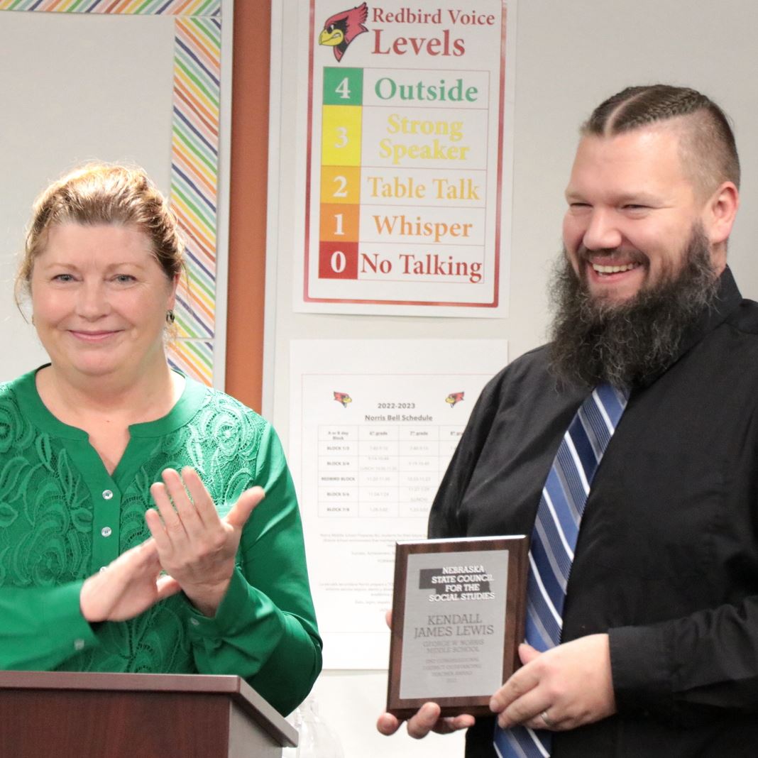  Kendall Lewis receiving award